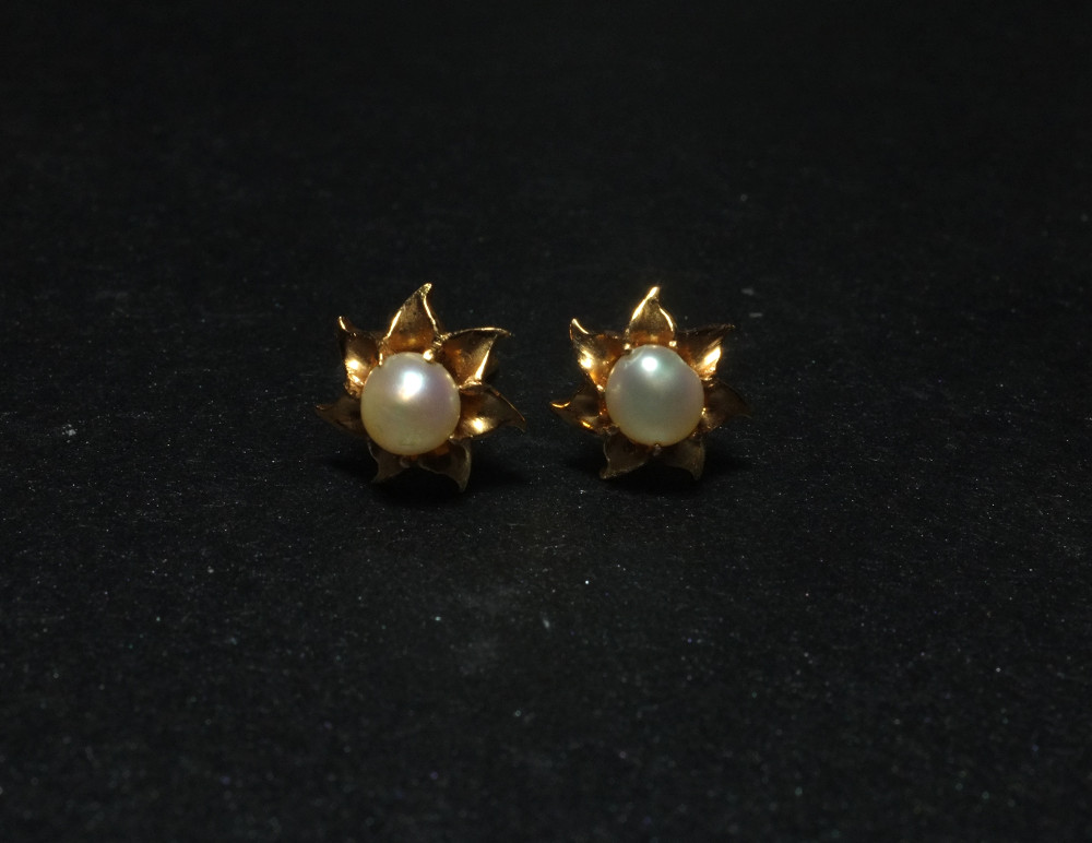 pearl flower stud earrings