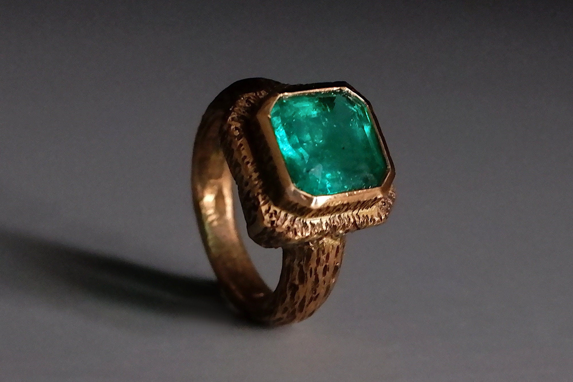 Muzo Emerald Ring, mens custom emerald ring, custom design ring online, custom design ring singapore, custom mens rings etsy, tree bark design ring, custom fine jewelry, custom jewelry singapore, SIJS